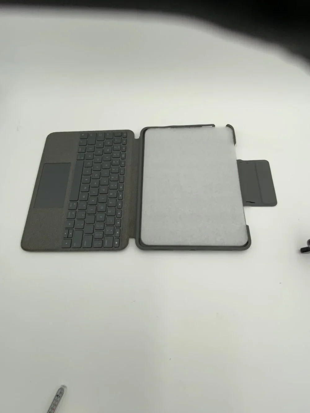 Logitech Folio Touch Keyboard Case Trackpad | iPad Air 4th/5th Gen | YU0043